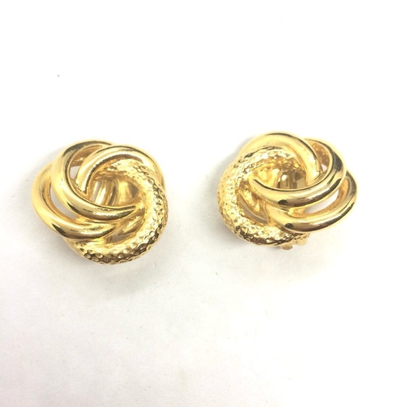 3/$30 VINTAGE 80S RUNWAY CLIP ON EARRINGS GOLD TONE SWIRL INTERLOCKING BUTTON - Picture 8 of 17